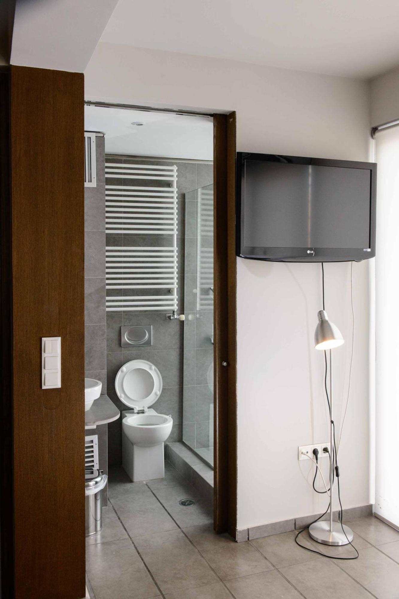 Appartamento Bright Loft With Terrance - Next To Metro Kerameikos Atene Esterno foto